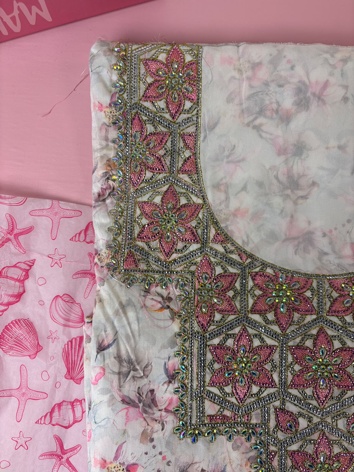 مخوار قطن جابان وردي زهري مطرز فاخر - 4 متر | Mukhawar Floral Japan Cotton Embroidered
