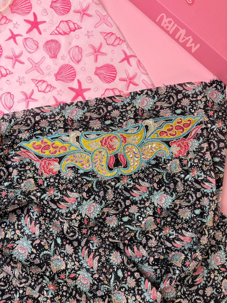 مخوار قطن جابان أسود بيسلي مطرز فاخر - 4 متر | Mukhawar Black Paisley Japan Cotton Embroidered
