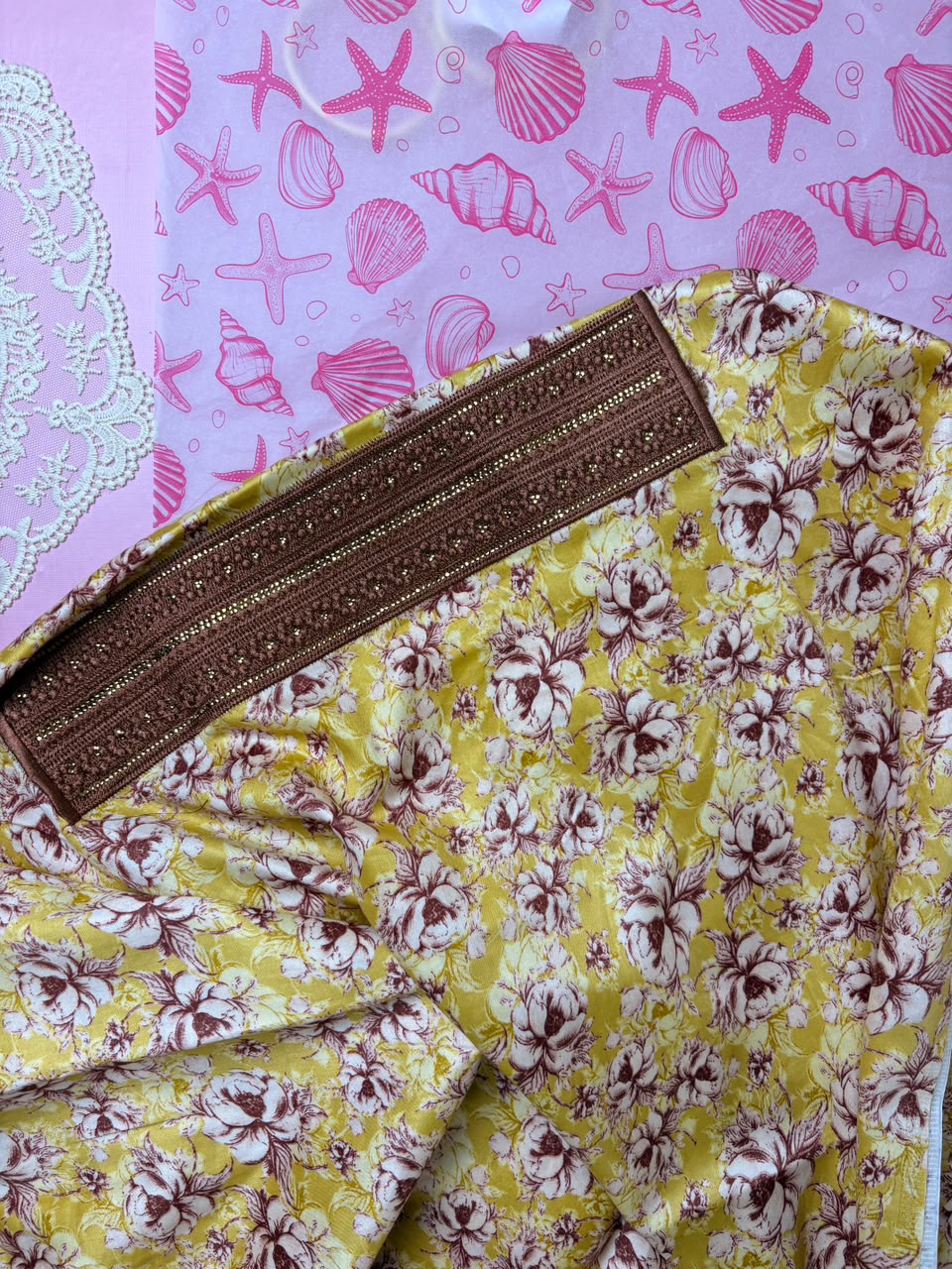 مخوار قطن فاخر أصفر ليموني بطبعة زهور بنية وتطريز Y بني ذهبي - 4 متر | Yellow Floral Brown Gold Y-Neck Embroidered Cotton Mukhawar