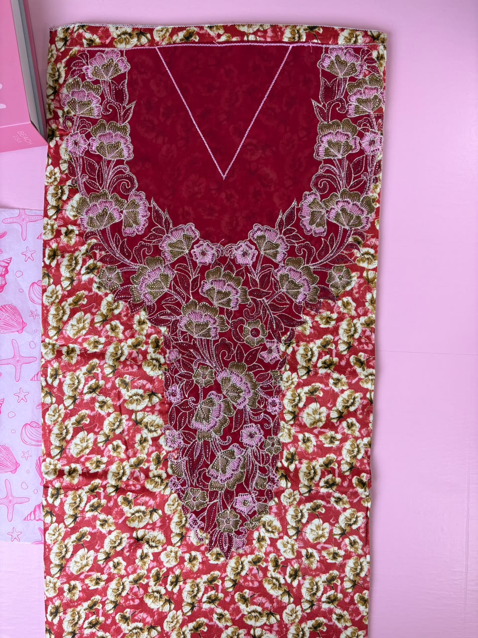 مخوار قطن فاخر بوردو بطبعة زهور ذهبية وتطريز V وردي ذهبي - 4 متر | Burgundy Floral Gold Embroidered Cotton Mukhawar