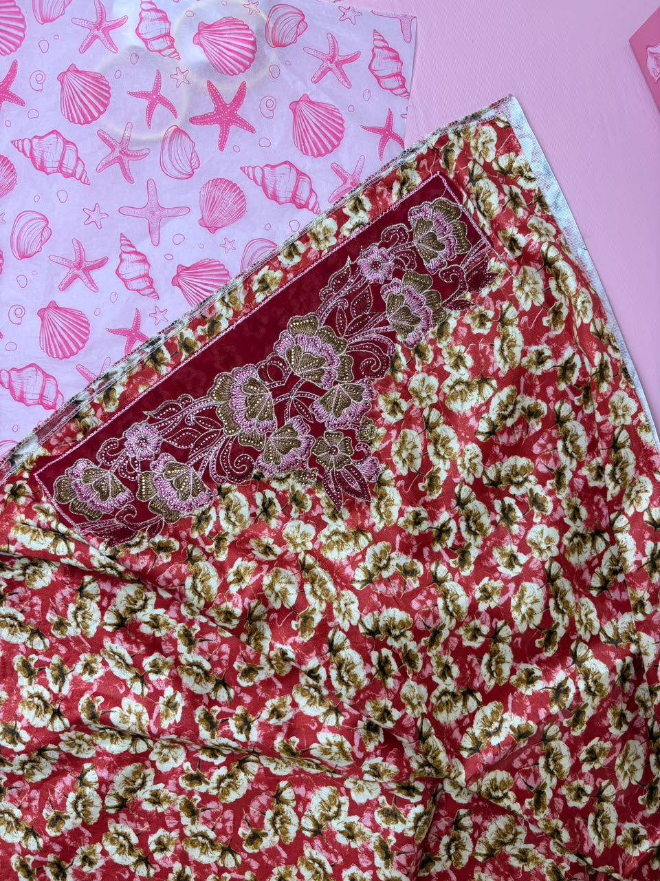 مخوار قطن فاخر بوردو بطبعة زهور ذهبية وتطريز V وردي ذهبي - 4 متر | Burgundy Floral Gold Embroidered Cotton Mukhawar