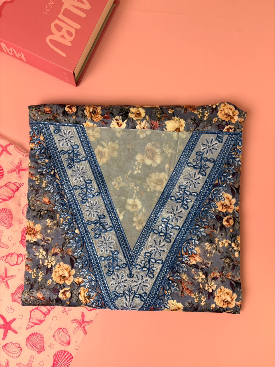 مخوار ساتان قطن فاخر بطبعة زهور رمادية وتطريز أزرق V - 4 متر | Blue Floral Satin Cotton Mukhawar V-Neck