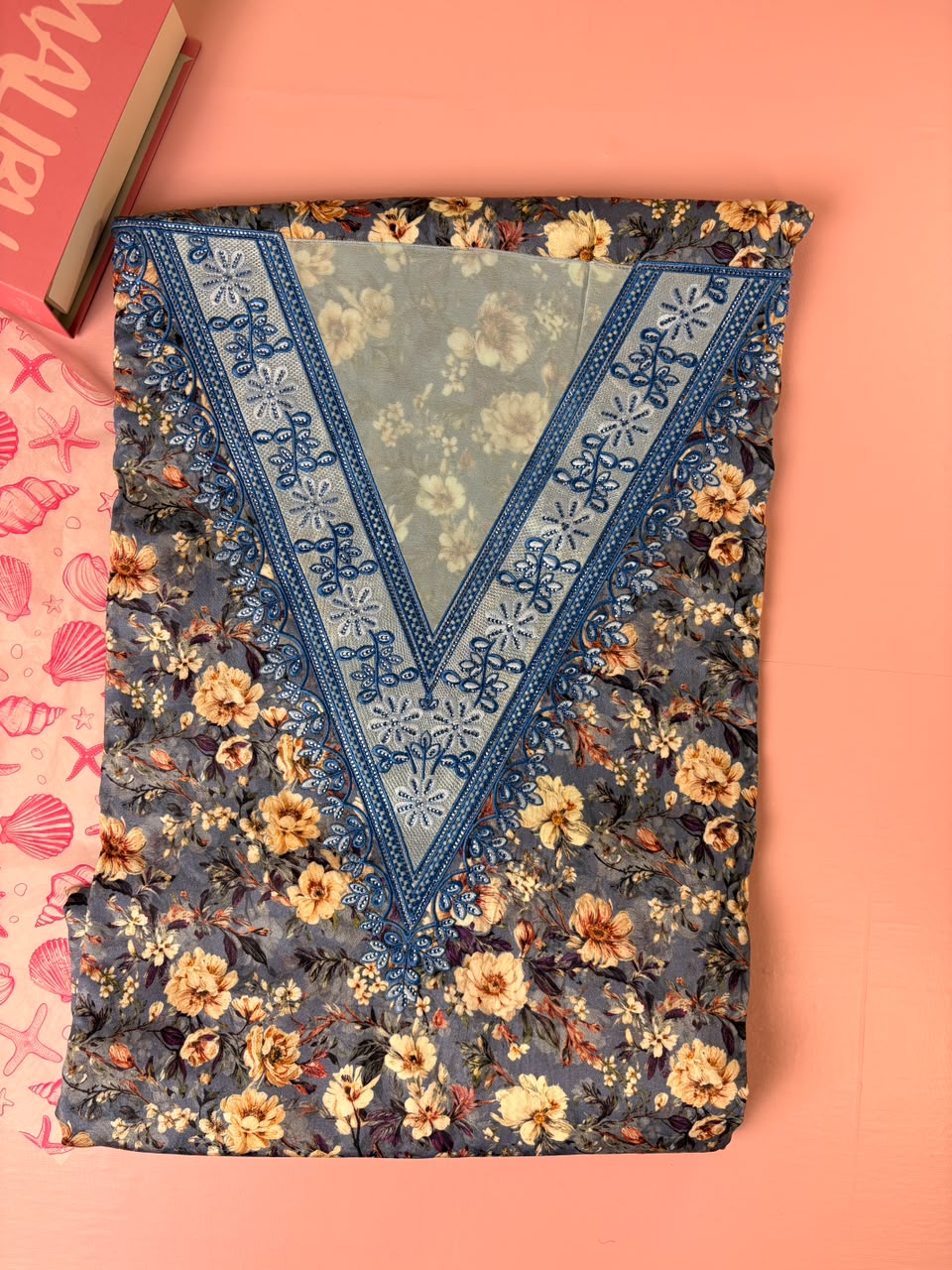 مخوار ساتان قطن فاخر بطبعة زهور رمادية وتطريز أزرق V - 4 متر | Blue Floral Satin Cotton Mukhawar V-Neck