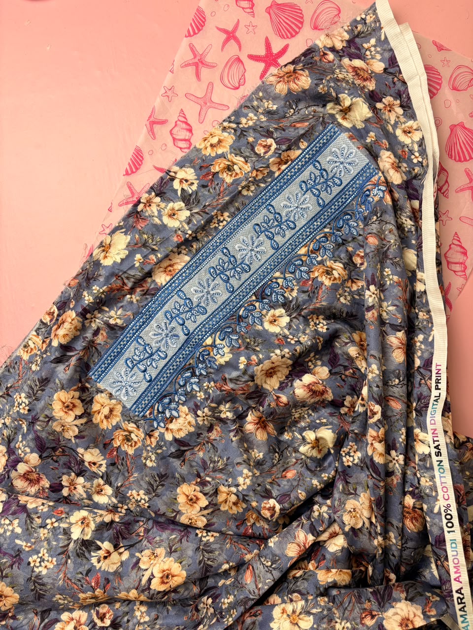 مخوار ساتان قطن فاخر بطبعة زهور رمادية وتطريز أزرق V - 4 متر | Blue Floral Satin Cotton Mukhawar V-Neck