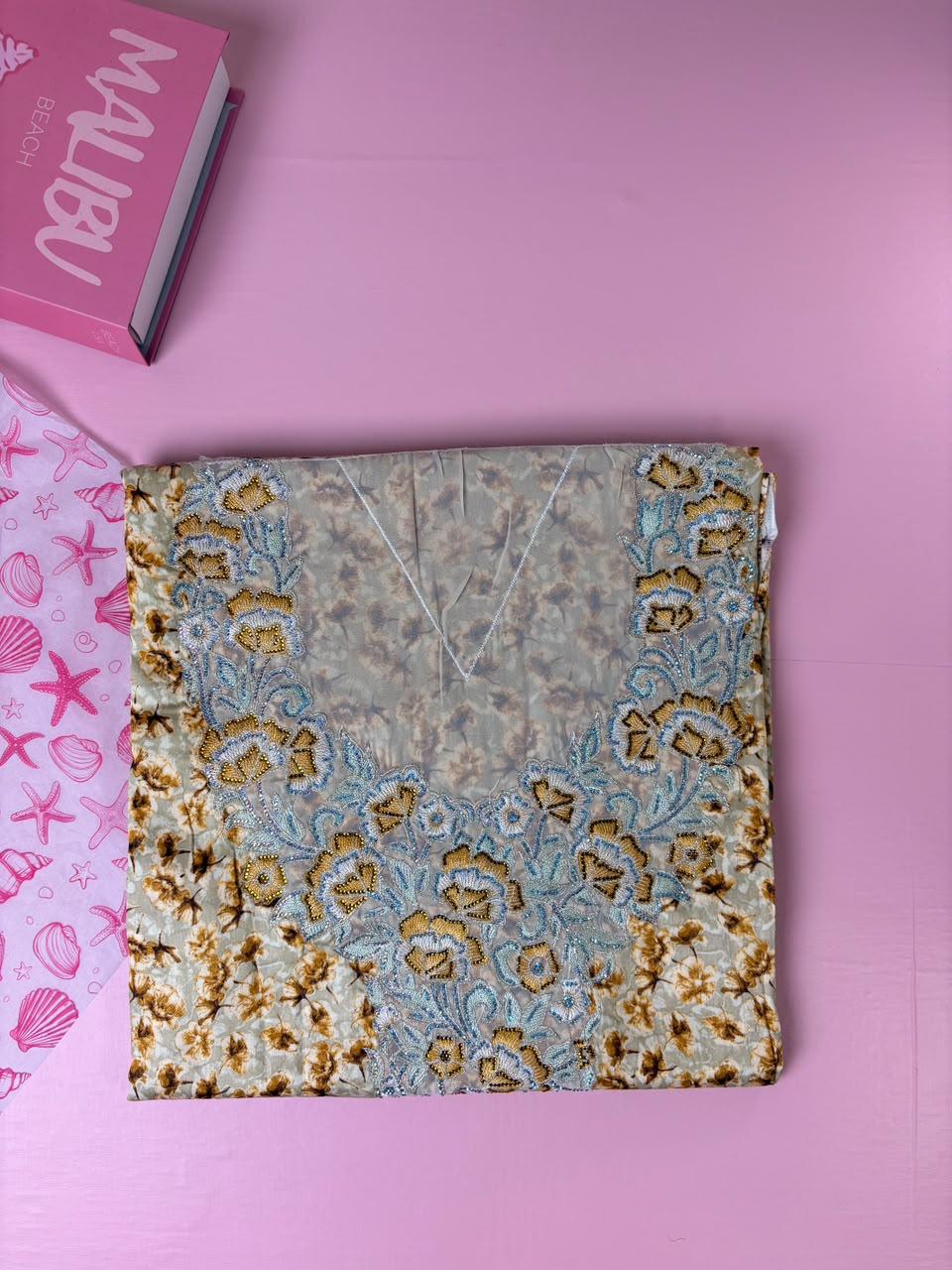 مخوار قطن فاخر بطبعة زهور كريمية وتطريز فيروزي ذهبي - 4 متر | Floral Teal Gold Embroidered Cotton Mukhawar