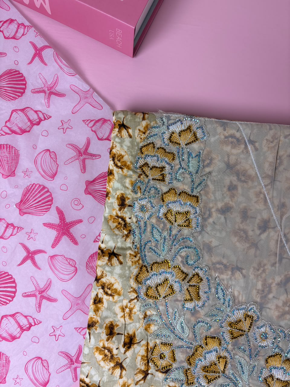 مخوار قطن فاخر بطبعة زهور كريمية وتطريز فيروزي ذهبي - 4 متر | Floral Teal Gold Embroidered Cotton Mukhawar