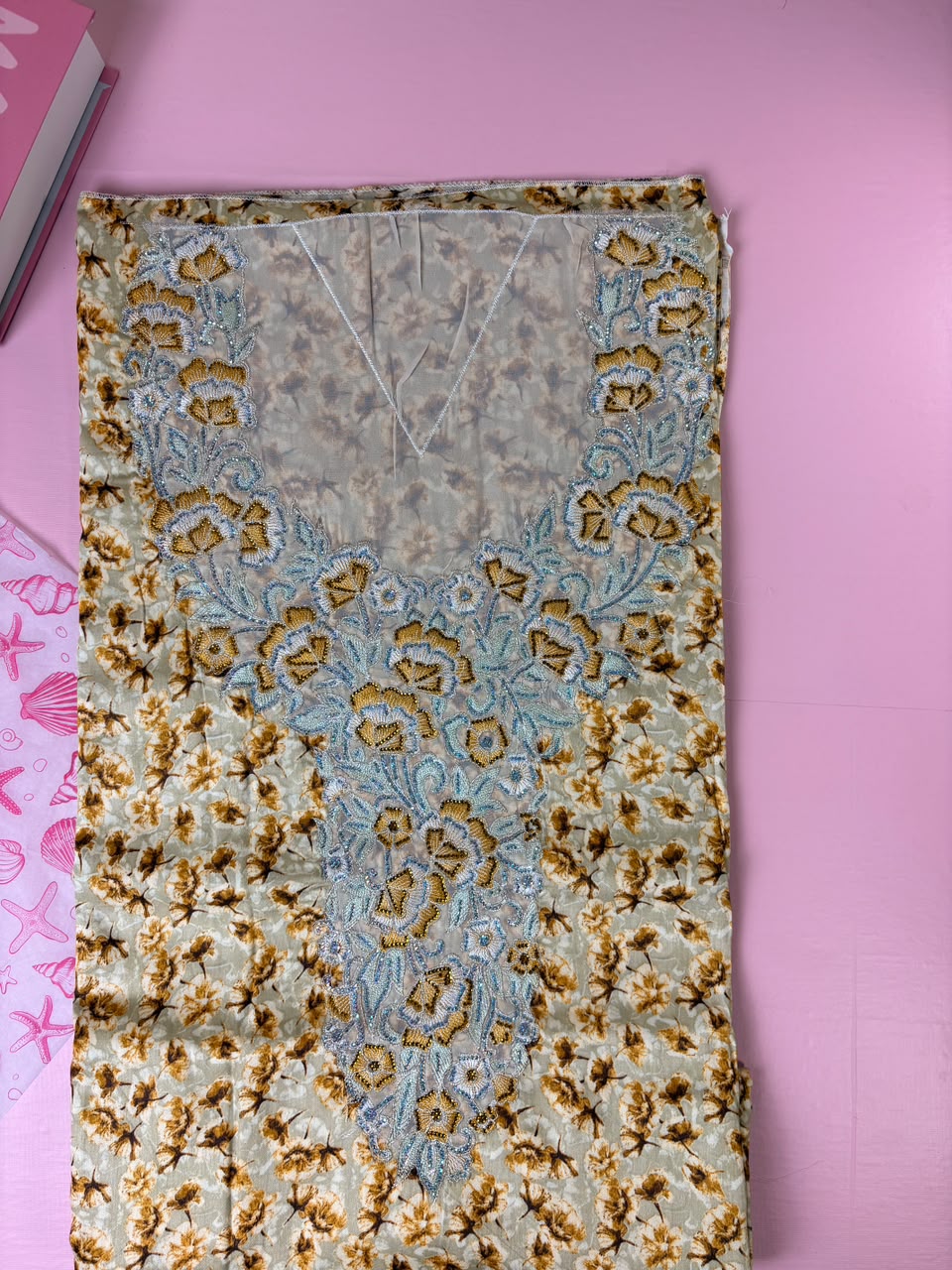مخوار قطن فاخر بطبعة زهور كريمية وتطريز فيروزي ذهبي - 4 متر | Floral Teal Gold Embroidered Cotton Mukhawar