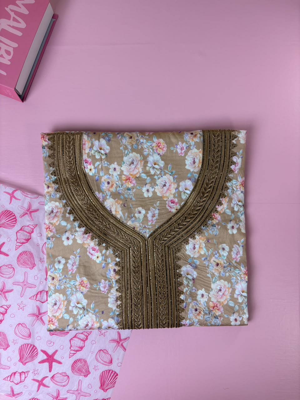 مخوار قطن فاخر بطبعة زهور بيج ذهبية - 4 متر | Floral Gold Embroidered Cotton Mukhawar