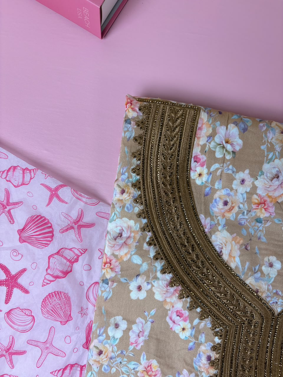 مخوار قطن فاخر بطبعة زهور بيج ذهبية - 4 متر | Floral Gold Embroidered Cotton Mukhawar
