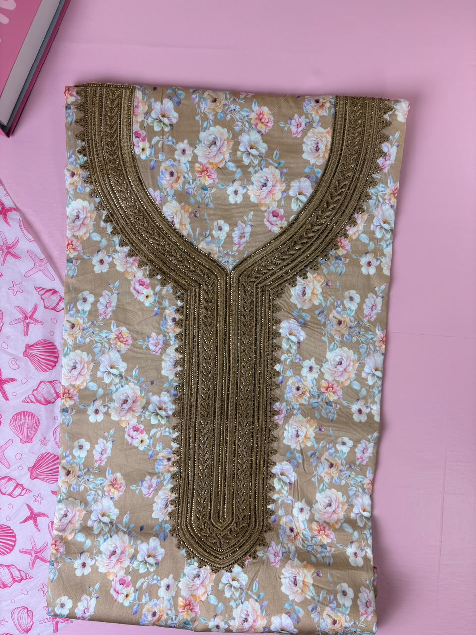 مخوار قطن فاخر بطبعة زهور بيج ذهبية - 4 متر | Floral Gold Embroidered Cotton Mukhawar