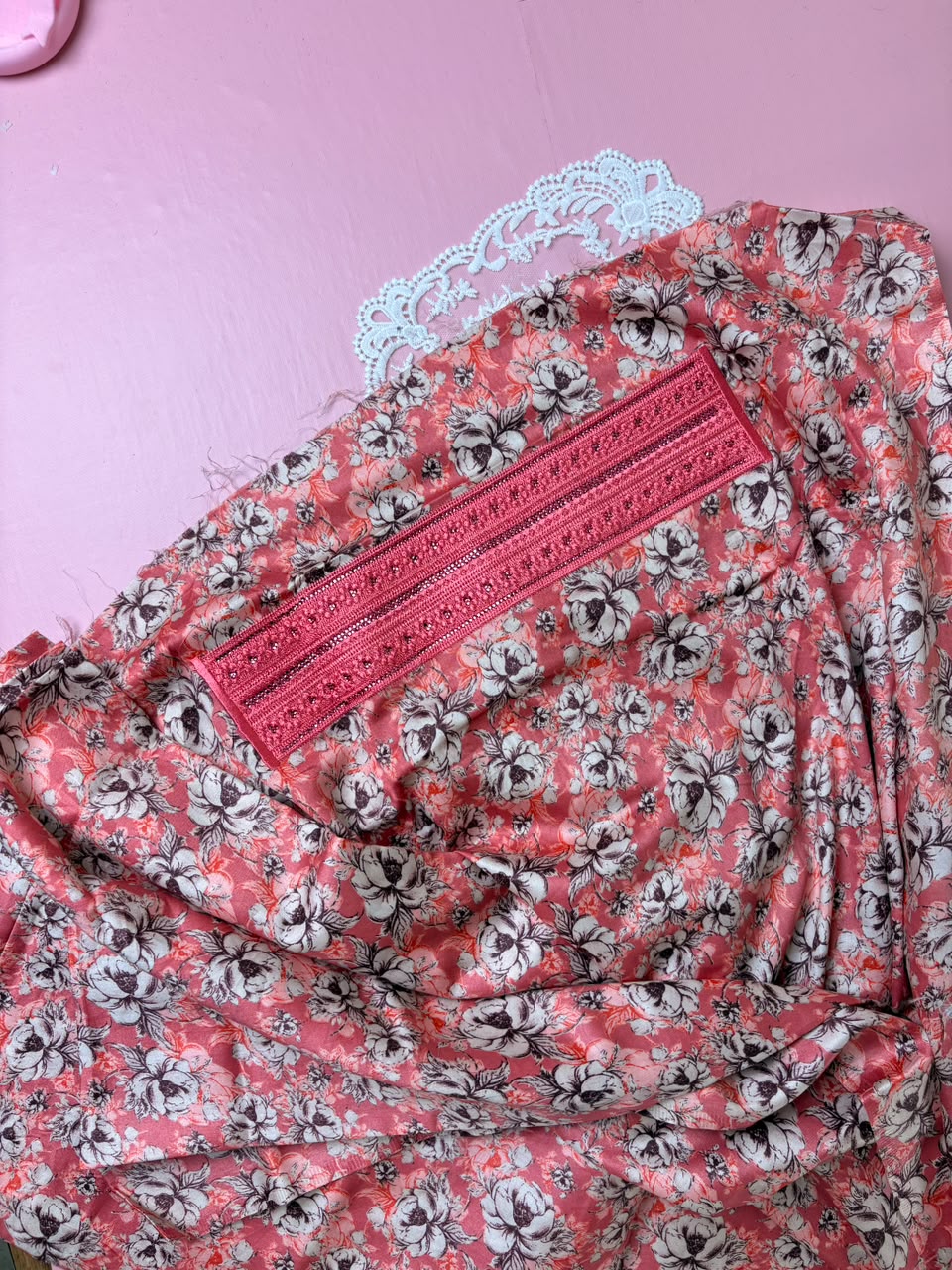 مخوار قطن فاخر بطبعة زهور وردية - 4 متر | Floral Premium Cotton Mukhawar