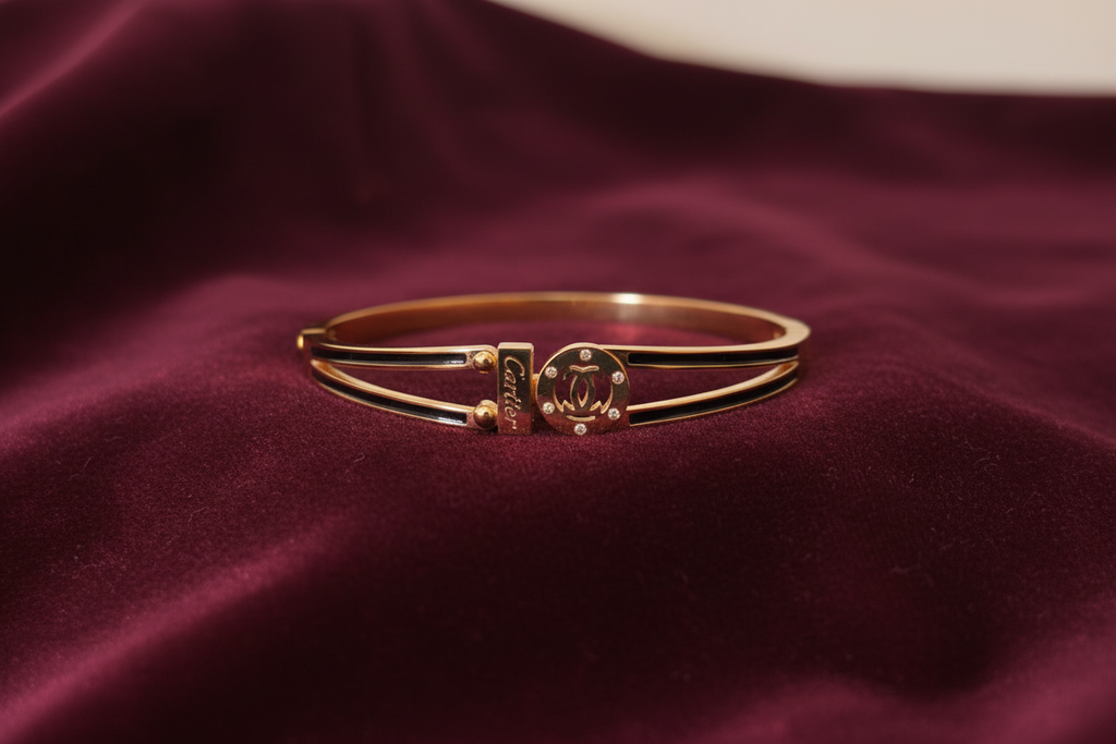 Gold Bracelet with Logo Charm | إسوارة ذهبية فاخرة