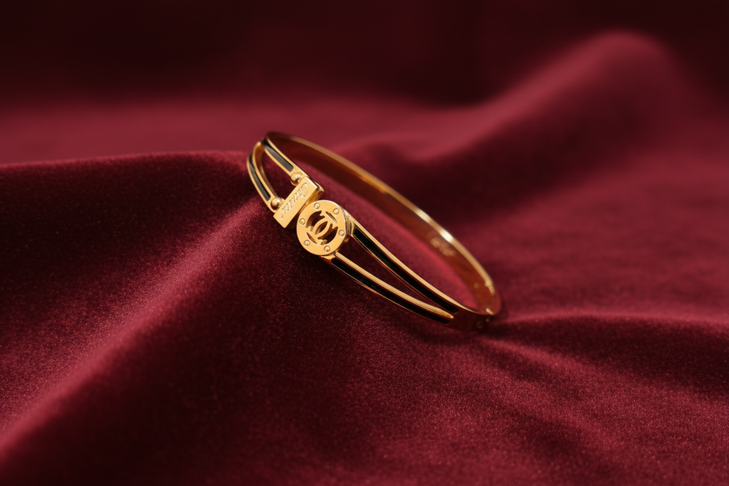 Gold Bracelet with Logo Charm | إسوارة ذهبية فاخرة