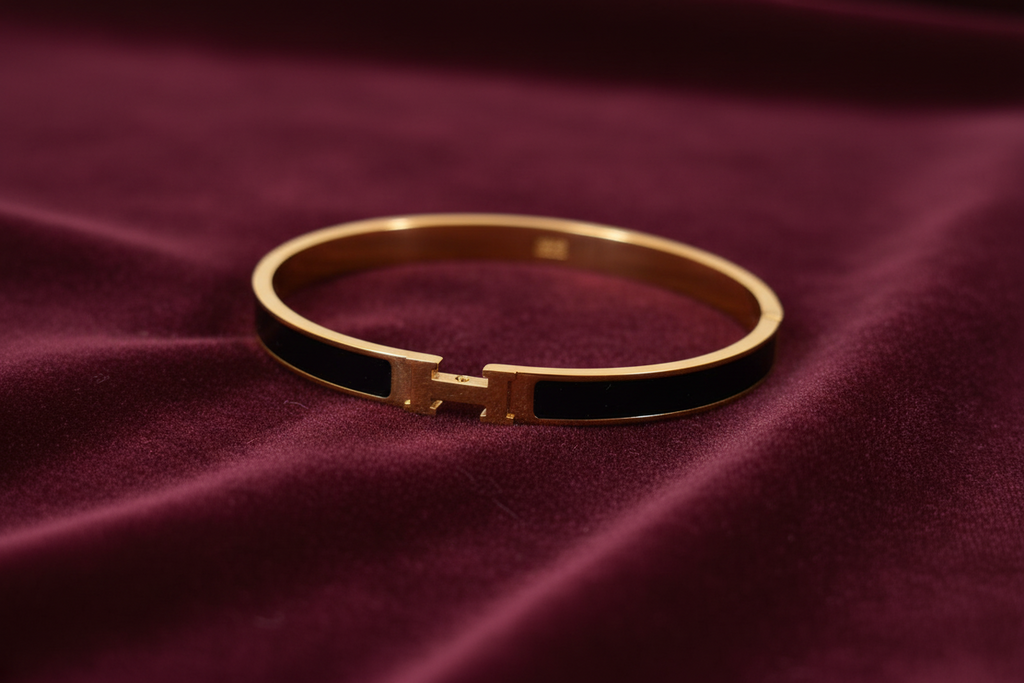 Gold H Bangle Bracelet with Black Enamel | إسوارة ذهبية بمشبك H أنيق